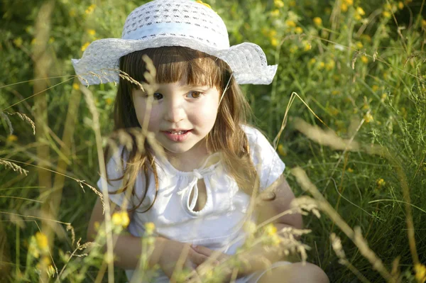 Malá dívka hospodářství květiny — Stock fotografie