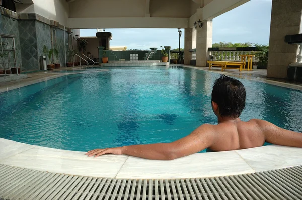 Relaxante na piscina Fotos De Bancos De Imagens