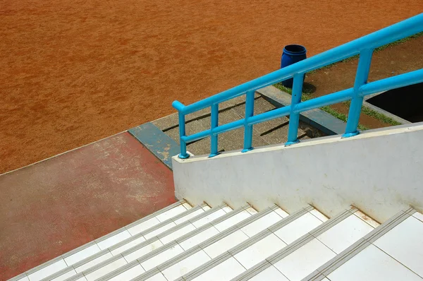 Diseño de escalera común que se encuentra en el estadio de fútbol —  Fotos de Stock