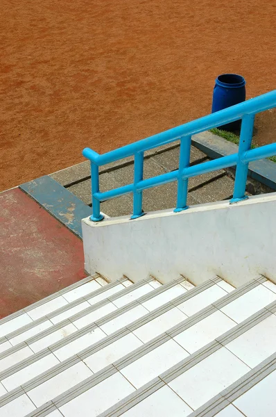 Diseño de escalera común que se encuentra en el estadio de fútbol —  Fotos de Stock