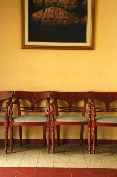 Sandalyeler ve boyama — Stok fotoğraf