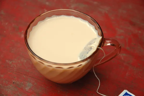 Гарячий чай з молоком — стокове фото