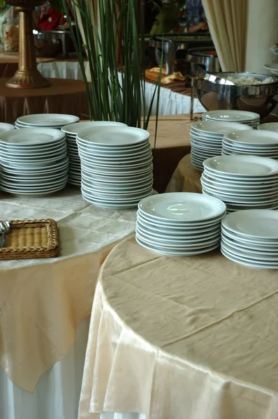 Стек білих тарілок — стокове фото
