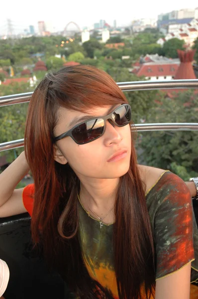 Jovem senhora usando óculos de sol — Fotografia de Stock