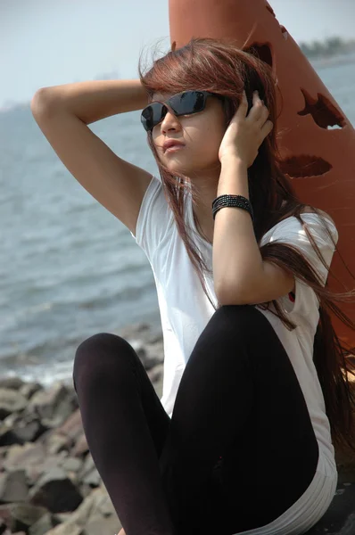 Девушка в солнцезащитных очках — стоковое фото
