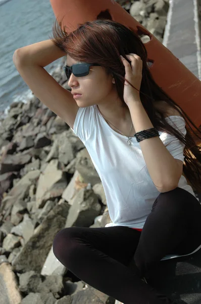 Девушка в солнцезащитных очках — стоковое фото