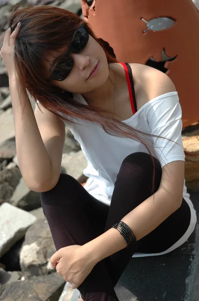 선 글래스를 착용 하는 젊은 아가씨 — 스톡 사진