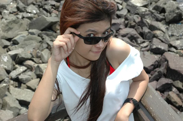 Jeune femme portant des lunettes de soleil — Photo