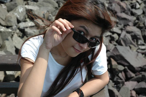 Молода леді в сонцезахисному окулярі — стокове фото