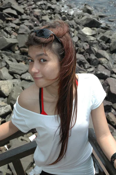 선 글래스를 착용 하는 젊은 아가씨 — 스톡 사진
