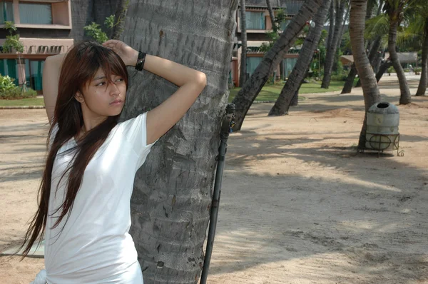 Giovane signora mettersi in posa accanto albero di cocco — Foto Stock
