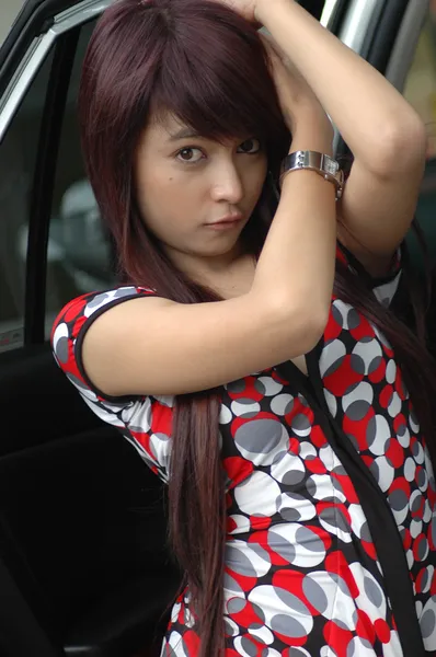 Jovencita vistiendo vestido rojo punteado — Foto de Stock