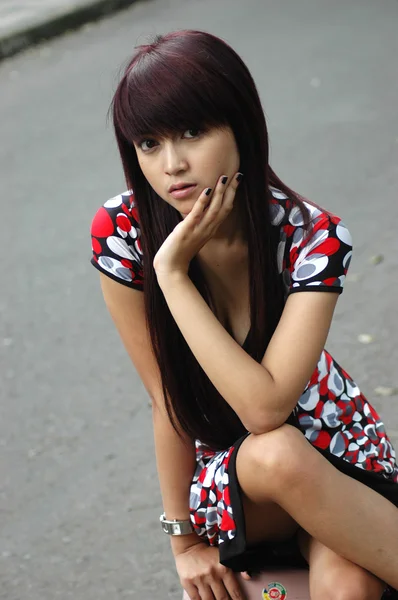 Jovencita vistiendo vestido rojo punteado —  Fotos de Stock