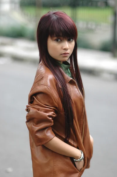 Jovem senhora usando jaqueta de couro marrom — Fotografia de Stock