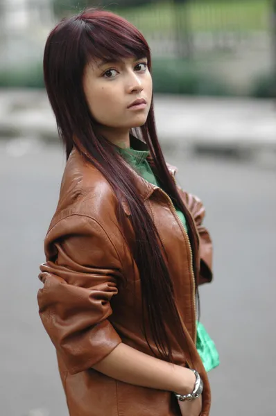 Девушка в коричневой кожаной куртке — стоковое фото