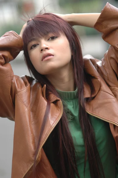 Młoda dama sobie brązowy skórzana kurtka — Zdjęcie stockowe