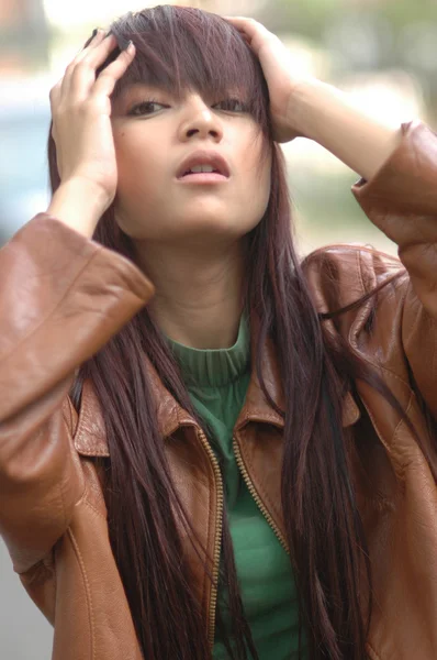 Fiatal hölgy visel barna bőrkabát — Stock Fotó