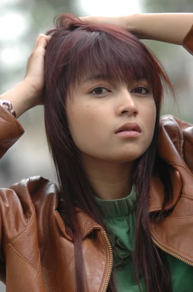 Fiatal hölgy visel barna bőrkabát — Stock Fotó