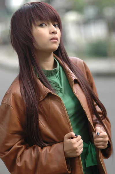 Νεαρή κοπέλα φορώντας καφέ δερμάτινο μπουφάν — Φωτογραφία Αρχείου