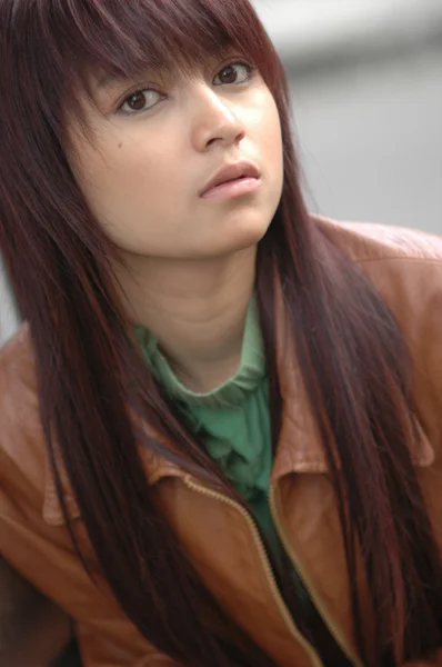 Jovem senhora usando jaqueta de couro marrom — Fotografia de Stock