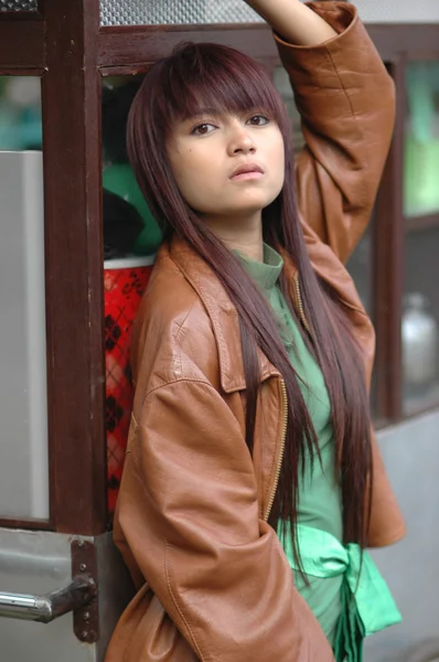Joven dama con chaqueta de cuero marrón — Foto de Stock