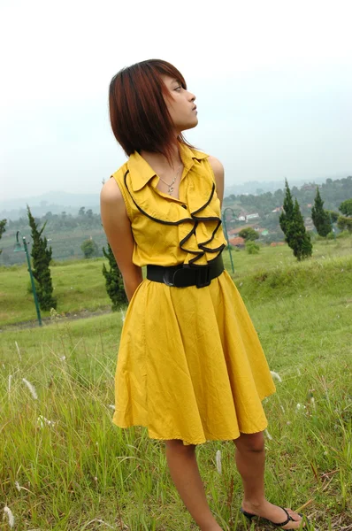 Jovem senhora vestindo vestido amarelo — Fotografia de Stock