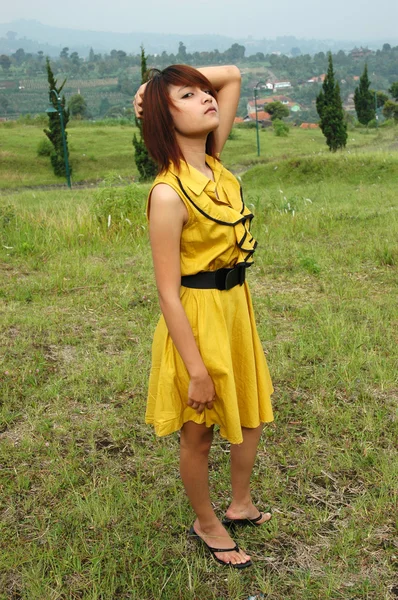 Giovane signora vestita di giallo — Foto Stock