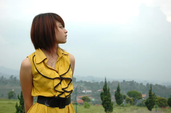 Jovem senhora vestindo vestido amarelo — Fotografia de Stock