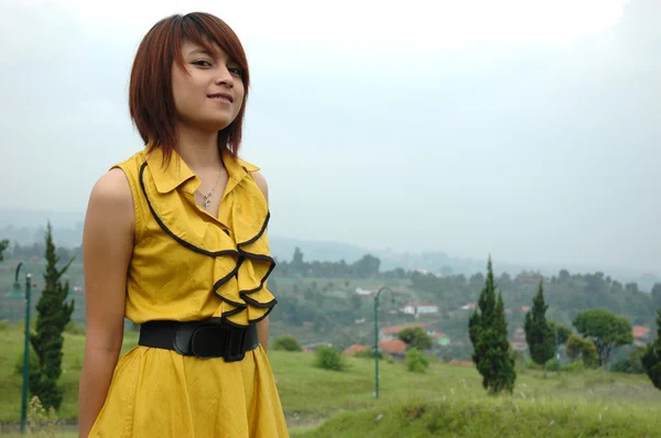 Joven dama vistiendo vestido amarillo — Foto de Stock