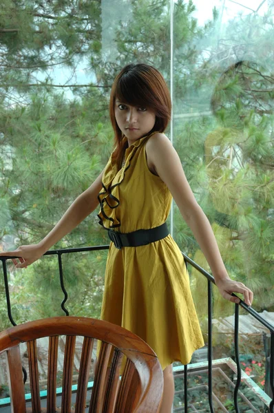 Νεαρή κοπέλα φορώντας κίτρινο φόρεμα — Φωτογραφία Αρχείου