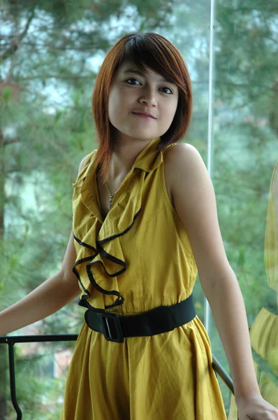 Jonge dame dragen gele jurk — Stockfoto