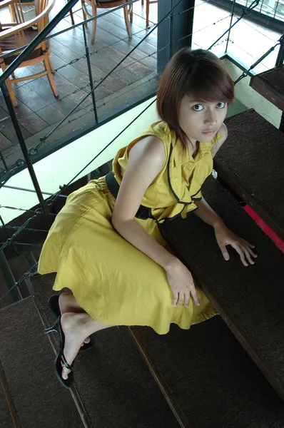 Νεαρή κοπέλα φορώντας κίτρινο φόρεμα — Φωτογραφία Αρχείου