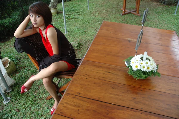 Jonge dame dragen rode jurk — Stockfoto