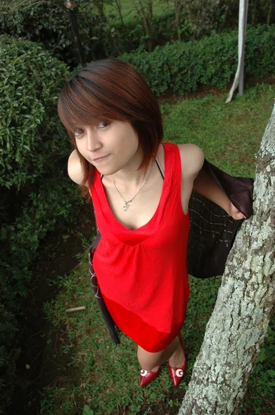 Νεαρή κοπέλα φορώντας κόκκινο φόρεμα — Φωτογραφία Αρχείου