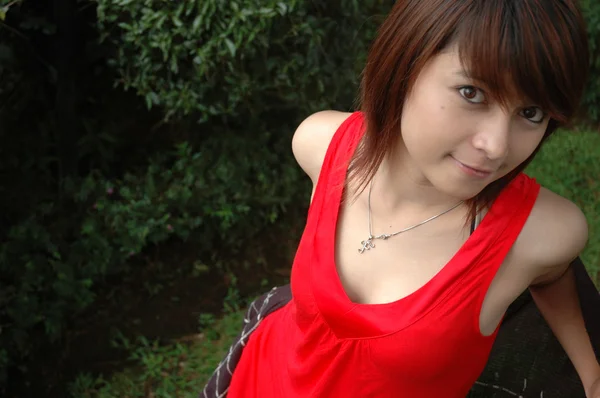 Joven dama vistiendo vestido rojo — Foto de Stock