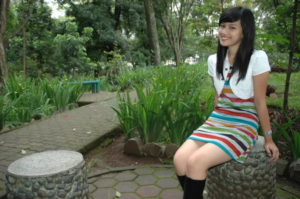 公園で座る若い女性 — ストック写真