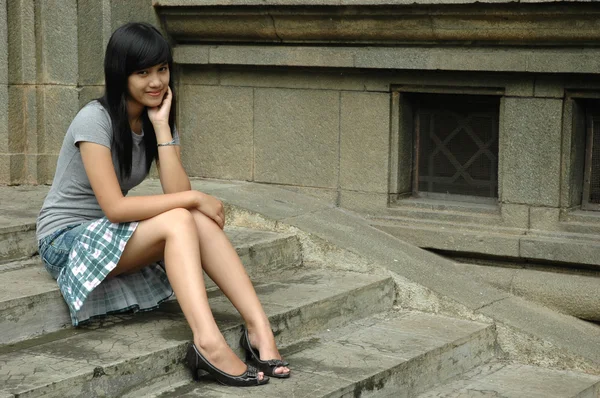 Parkta oturup genç bayan — Stok fotoğraf