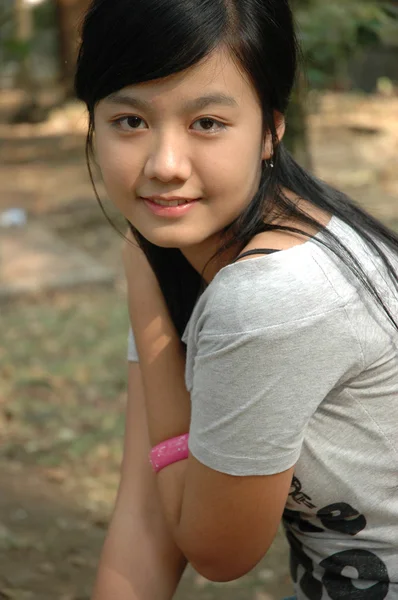 Νεαρή κοπέλα με ωραίο χαμόγελο έκφραση — Φωτογραφία Αρχείου
