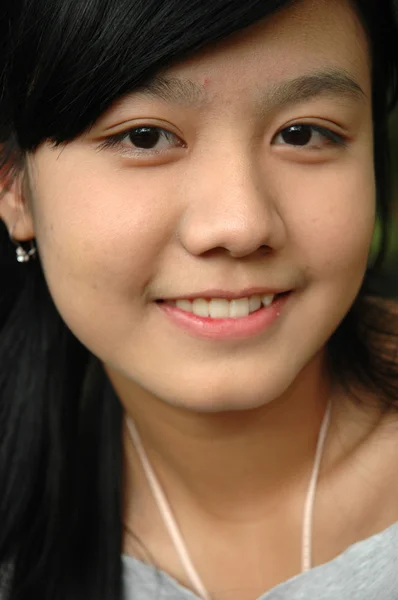 Jovem senhora com expressão sorriso agradável — Fotografia de Stock