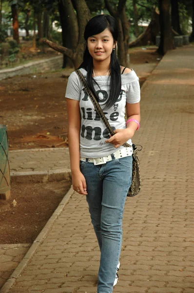 公園を歩いている若い女性 — ストック写真