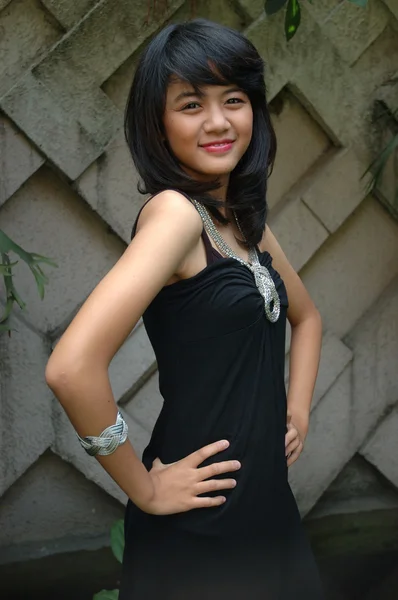 Menina adolescente vestindo vestido preto — Fotografia de Stock