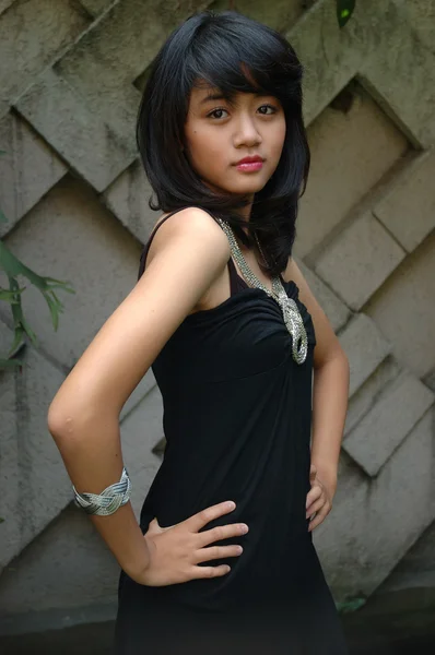 Dospívající dívka na sobě černé šaty — Stock fotografie