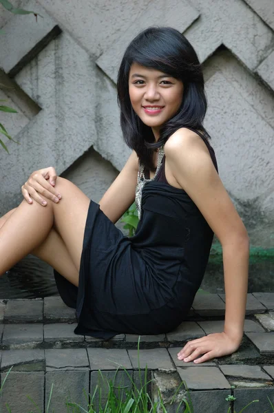 Nastolatka noszenie czarnej sukni — Zdjęcie stockowe