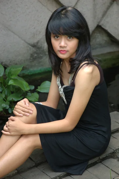 Menina adolescente vestindo vestido preto — Fotografia de Stock