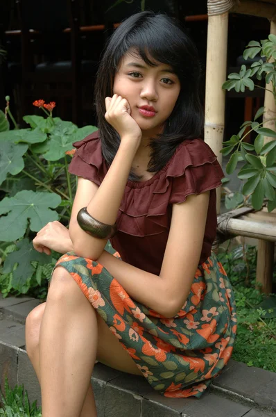 Adolescente chica usando tela vintage — Foto de Stock