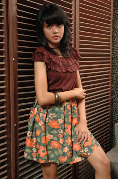 Teenage girl wearing vintage cloth