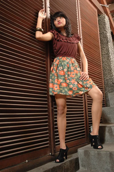 Adolescente chica usando tela vintage — Foto de Stock
