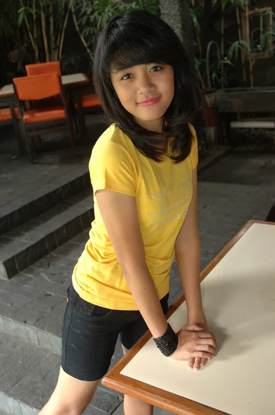 黄色のシャツを身に着けている 10 代の少女 — ストック写真