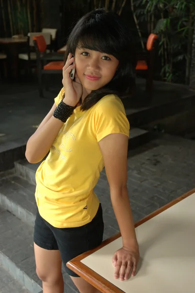 黄色のシャツを身に着けている 10 代の少女 — ストック写真