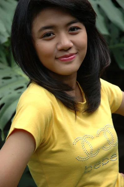 Dospívající dívka nosí žluté tričko — Stock fotografie